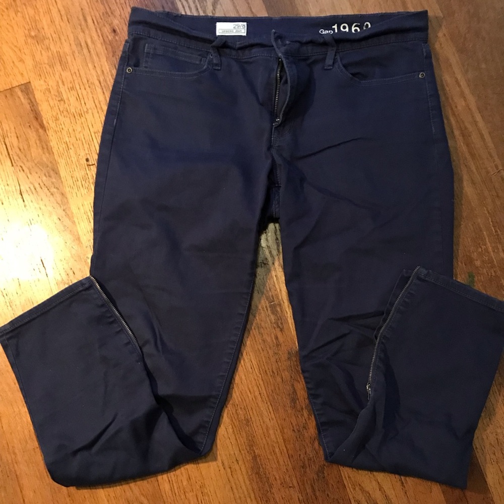 CLEARING CLOSET! Gap legging jean with zippers at ankle
